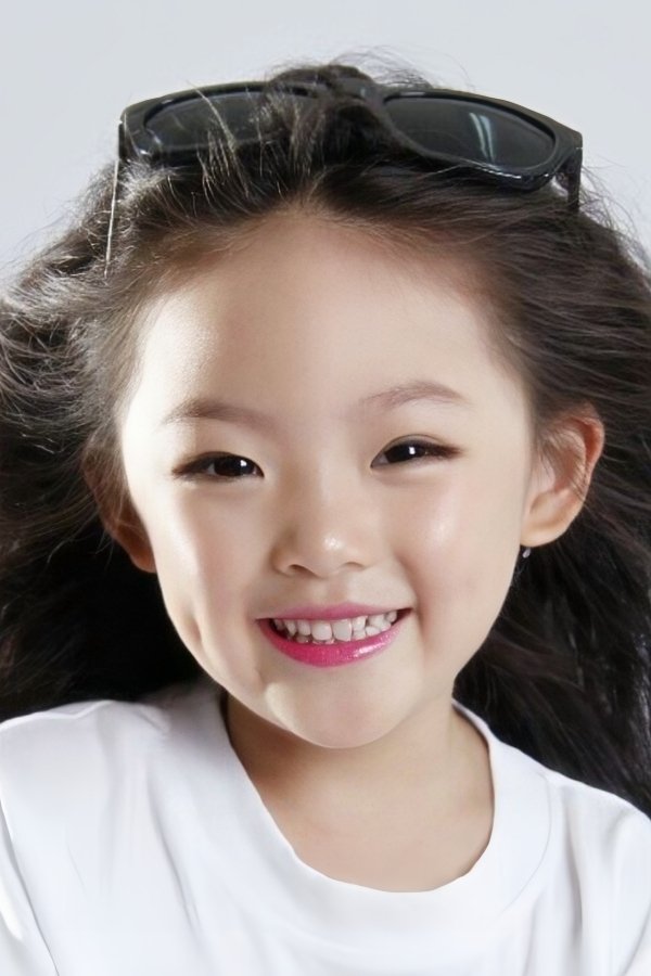 刘艺菲 Biography