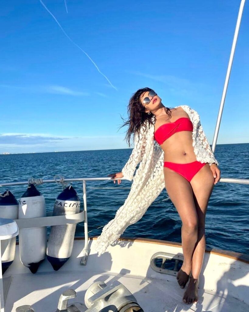Priyanka Chopra Hot, Sexy & Latest Photos