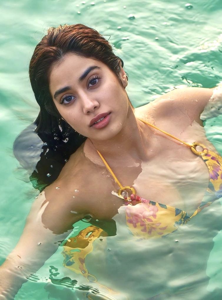Janhvi Kapoor Hot, Sexy & Latest Photos